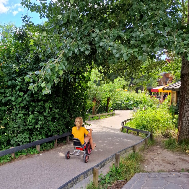 Pannenkoekenhuis met speeltuin: 50 kindvriendelijke restaurants. Hans en Grietje in Zeewolde is een pannenkoekhuis en speelpark in sprookjesthema. Buiten zijn er sprookjeshuisjes, speeltuin, trampoline en fietsjes. Binnen gebeurt er van alles: er zijn glijbanen, een speelhuisje en de tafels draaien. Het is eigenlijk een binnenspeeltuin en buitenspeeltuin, waar je ook pannenkoeken kunt eten. De waterspeeltuin is met kleintjes een leuk alternatief voor een zwembad.