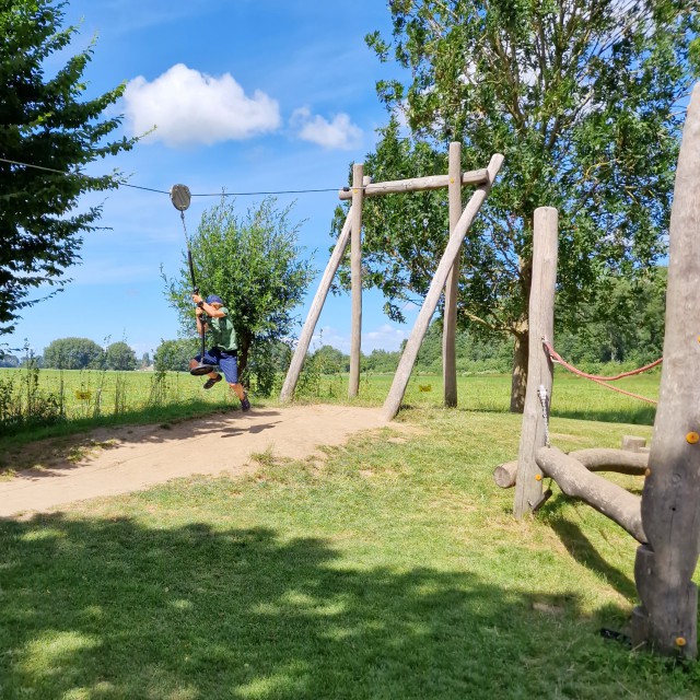 Pannenkoekenhuis met speeltuin: 50 kindvriendelijke restaurants. Hans en Grietje in Zeewolde is een pannenkoekhuis en speelpark in sprookjesthema. Buiten zijn er sprookjeshuisjes, speeltuin, trampoline en fietsjes. Binnen gebeurt er van alles: er zijn glijbanen, een speelhuisje en de tafels draaien. Het is eigenlijk een binnenspeeltuin en buitenspeeltuin, waar je ook pannenkoeken kunt eten. De waterspeeltuin is met kleintjes een leuk alternatief voor een zwembad.