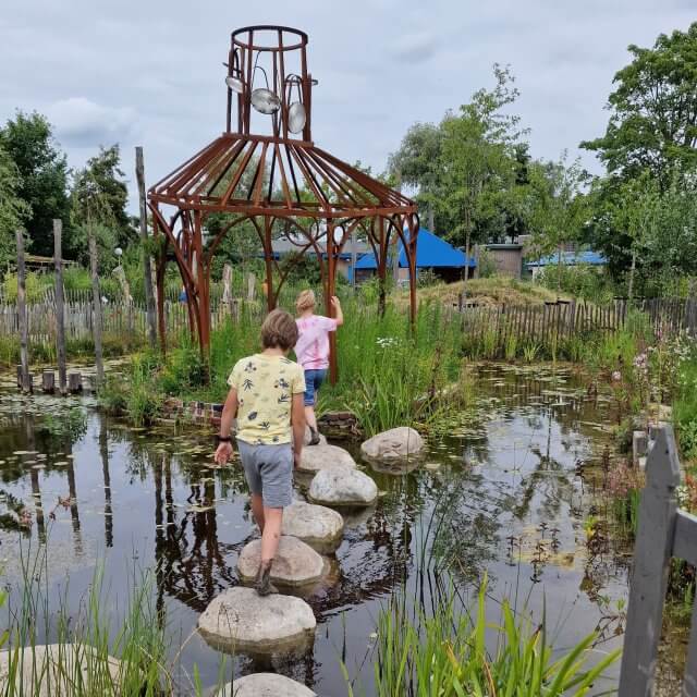 Speeltuin Jeugdland Amsterdam, met huttenbos en blotevoetenpad. Jeugdland is waarschijnlijk de bekendste speeltuin van Amsterdam. En wat ons betreft ook de leukste, met onder meer een huttenbos, zwemstijger, blotevoetenpad, heel veel bloemen en ruimte om te lekker te ravotten. Kijk je mee? 