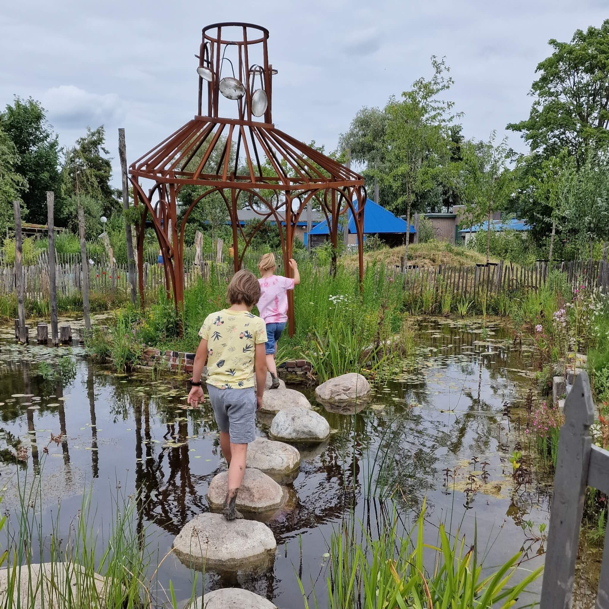 Onze kids bucketlist voor de meivakantie: leuke activiteiten voor kinderen. Zoals blotevoetenpaden en natuurspeeltuinen. Dit is in speeltuin Jeugdland Amsterdam, met huttenbos en blotevoetenpad. Jeugdland is waarschijnlijk de bekendste speeltuin van Amsterdam. 