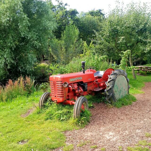 de bekende rode traktor
