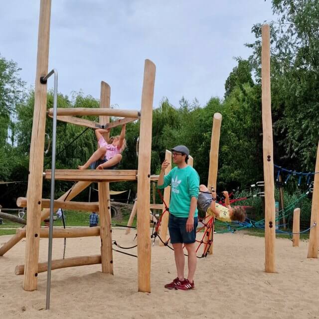 Speeltuin Jeugdland Amsterdam, met huttenbos en blotevoetenpad. Jeugdland is waarschijnlijk de bekendste speeltuin van Amsterdam. En wat ons betreft ook de leukste, met onder meer een huttenbos, zwemstijger, blotevoetenpad, heel veel bloemen en ruimte om te lekker te ravotten. Kijk je mee? 