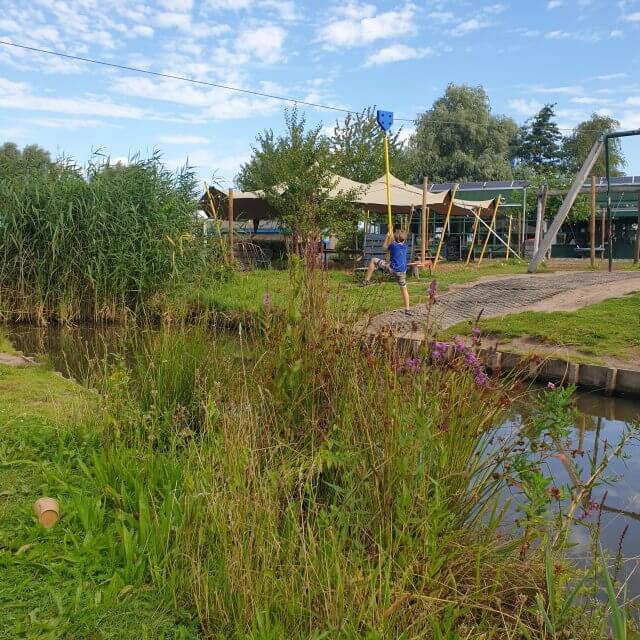 Speeltuin Jeugdland Amsterdam, met huttenbos en blotevoetenpad. Jeugdland is waarschijnlijk de bekendste speeltuin van Amsterdam. En wat ons betreft ook de leukste, met onder meer een huttenbos, zwemstijger, blotevoetenpad, heel veel bloemen en ruimte om te lekker te ravotten. Kijk je mee? 