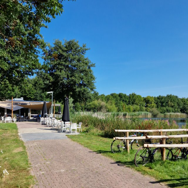 Natuurpark Lelystad: wilde dieren, speeltuin, fietsen en restaurant. Bij het bezoekerscentrum zit ook Hajé restaurant Natuurpark, met een mooi terras aan het water. We hebben hier geluncht, een aanrader! Op de kaart vind je onder meer broodjes, salades, soep en burgers. Voor kinderen zijn er fijne simpele kindergerechten