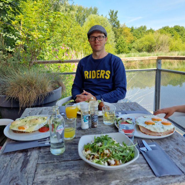 Natuurpark Lelystad: wilde dieren, speeltuin, fietsen en restaurant. Bij het bezoekerscentrum zit ook Hajé restaurant Natuurpark, met een mooi terras aan het water. We hebben hier geluncht, een aanrader! Op de kaart vind je onder meer broodjes, salades, soep en burgers. Voor kinderen zijn er fijne simpele kindergerechten