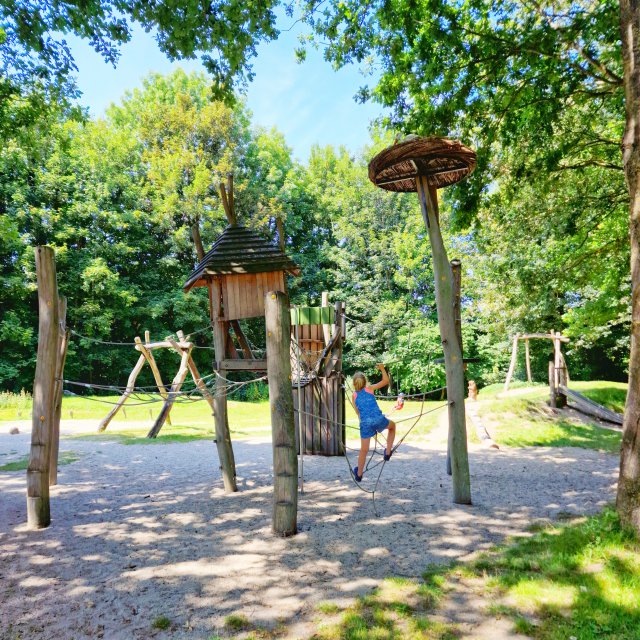 Natuurpark Lelystad: wilde dieren, speeltuin, fietsen en restaurant. Naast het bezoekerscentrum vind je een leuke houten speeltuin. Je vindt er een groot houten klimtoestel en een kabelbaan. Terwijl wij op het terras zaten gingen de kids er lekker spelen. Dat kan alleen met grote kids, want het is niet naast het terras.