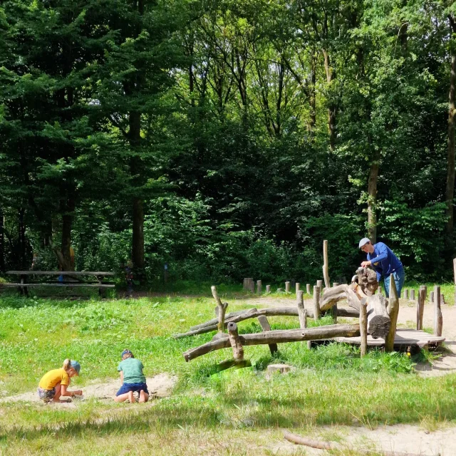 Het Horsterwold is een prachtig gebied om te bezoeken met kinderen. Wij gingen naar Speelbos de Zevensprong, dat heeft leuke kids wandelroutes en speeltuinen. Met kleintjes kun je het kabouterpad doen. Heb je grotere kids, dan plak je er het avonturenpad en speurpad aan vast. Op de route kom je naast kabouters ook allerlei speeltoestellen tegen.