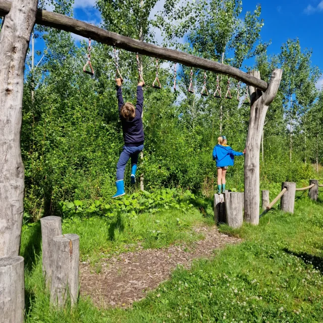 Het Horsterwold is een prachtig gebied om te bezoeken met kinderen. Wij gingen naar Speelbos de Zevensprong, dat heeft leuke kids wandelroutes en speeltuinen. Met kleintjes kun je het kabouterpad doen. Heb je grotere kids, dan plak je er het avonturenpad en speurpad aan vast. Op de route kom je naast kabouters ook allerlei speeltoestellen tegen.