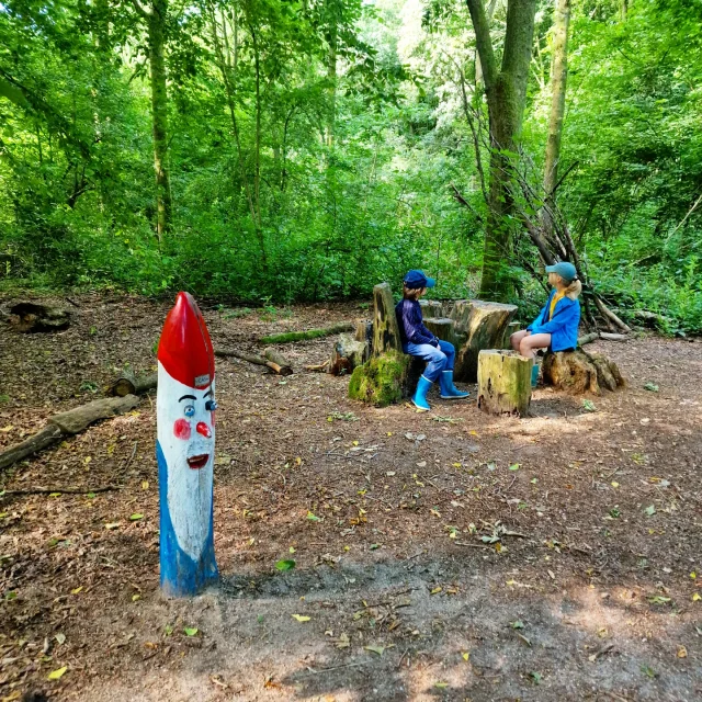 Het Horsterwold is een prachtig gebied om te bezoeken met kinderen. Wij gingen naar Speelbos de Zevensprong, dat heeft leuke kids wandelroutes en speeltuinen. Met kleintjes kun je het kabouterpad doen. Heb je grotere kids, dan plak je er het avonturenpad en speurpad aan vast. Op de route kom je naast kabouters ook allerlei speeltoestellen tegen.