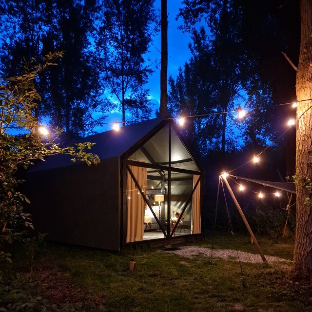 Terra Wolde met kinderen: eco buiten hotel en luxe camping. We sliepen in de For-Rest kamer. Beide kanten van het huisje kunnen open, je zit dus echt in de natuur. Daarnaast staat er een fijn boxspring bed en een slaapbank voor twee kinderen.