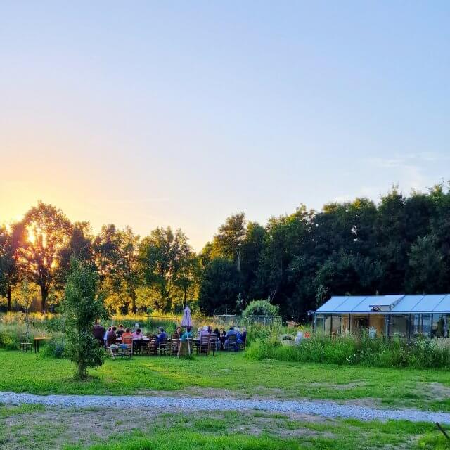 Terra Wolde met kinderen: eco buiten hotel en luxe camping. Op zaterdagavond is er bij restaurant Pomponius een lange aanschuiftafel. Voor gasten, maar ook voor bewoners van Zeewolde.