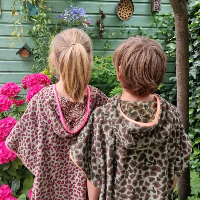 Strandponcho voor volwassenen en kinderen, handig na het zwemmen. Een strandponcho is niet alleen handig voor kinderen, maar deze surfponcho's zijn ook fijn voor tieners en volwassenen. Zo'n badhanddoek met capuchon is ideaal na het zwemmen, op het strand en in het zwembad. Deze van Claesen's is er voor kinderen en tieners. 
