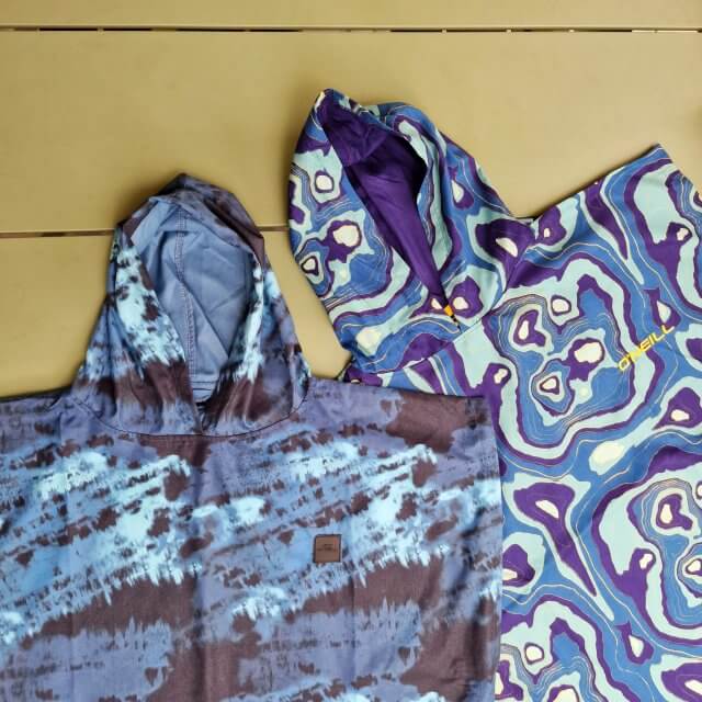 Strandponcho voor volwassenen en kinderen, handig na het zwemmen. Een strandponcho is niet alleen handig voor kinderen, maar deze surfponcho's zijn ook fijn voor tieners en volwassenen. Zo'n badhanddoek met capuchon is ideaal na het zwemmen, op het strand en in het zwembad. Deze van O'Neill is voor volwassenen en tieners. 