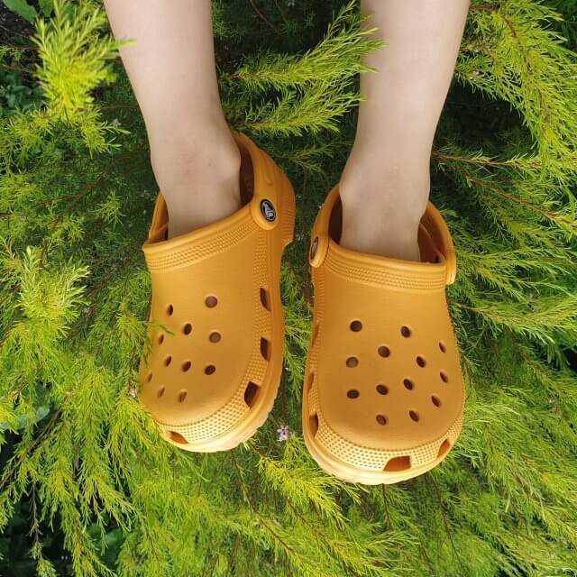 Bij de achterdeur hebben we voor het hele gezin een paar instappers liggen. Voor de kids zijn dat vaak Crocs klompen.