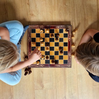 Hoe oud je met schaken kunt beginnen, wisselt enorm per kind. Maar ik zou zeggen dat het gemiddeld vanaf een jaar of 8 is. Wij hebben zo’n mooi houten schaakbord waarbij je de schaakstukken in het spel kunt opbergen, ideaal. 