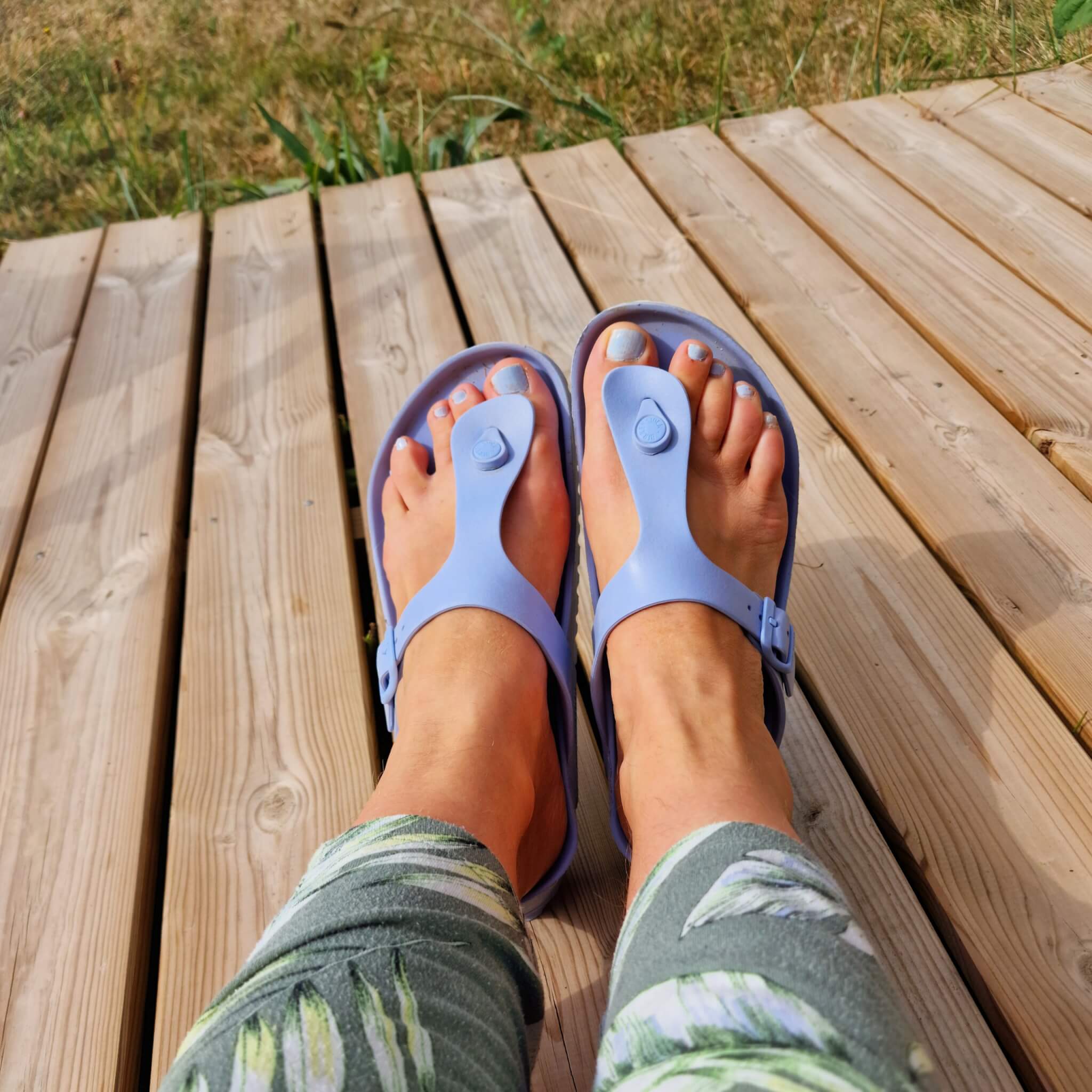 Sandalen en slippers voor kinderen: dit zijn de leukste en de beste. Dit zijn Birkenstock strandslippers met voetbed, een goed alternatief als je slippers met wat meer draagcomfort wil. Heel fijn als strandslippers, campingsloffen en tuinstappers, aangezien ze nat kunnen worden. 