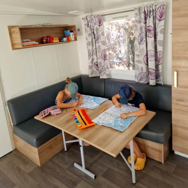 Dit is de Azure Plus stacaravan van Eurocamp.