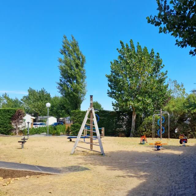 Camping Bel in de Vendée: met kinderen aan zee in Frankrijk. Dit is een van de speeltuinen op de camping.