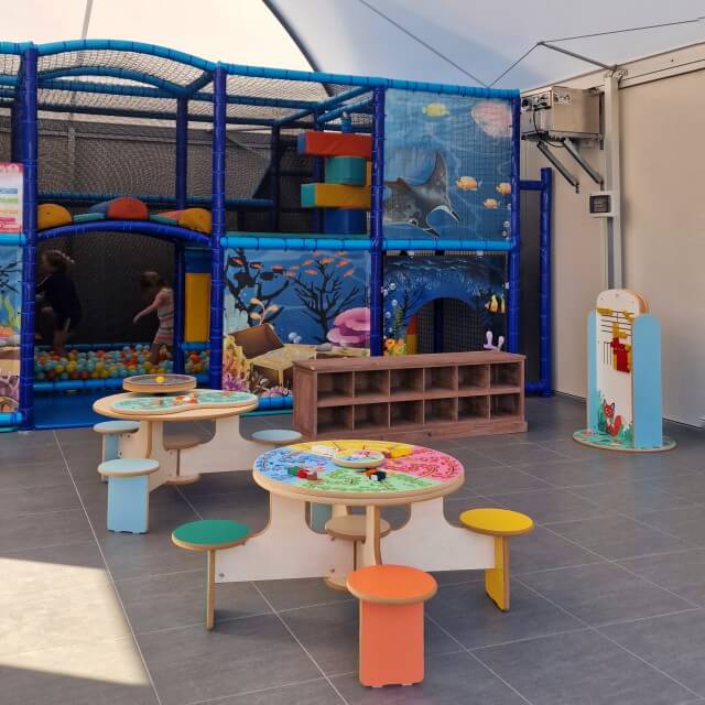 Camping Bel in de Vendée: met kinderen aan zee in Frankrijk. Dit is de binnenspeeltuin op de camping, een mini indoor speeltuin.