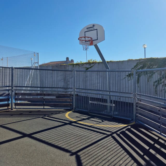 Camping Bel in de Vendée: met kinderen aan zee in Frankrijk. Dit is de basketbal en voetbalkooi op de camping.