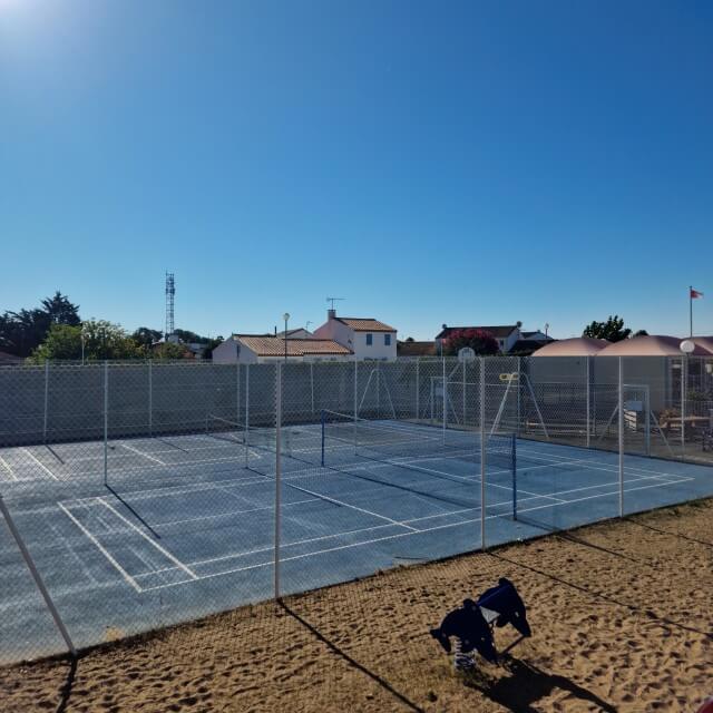 Camping Bel in de Vendée: met kinderen aan zee in Frankrijk. Dit zijn de halfcourt tennisbaan en het batminton veld op de camping.