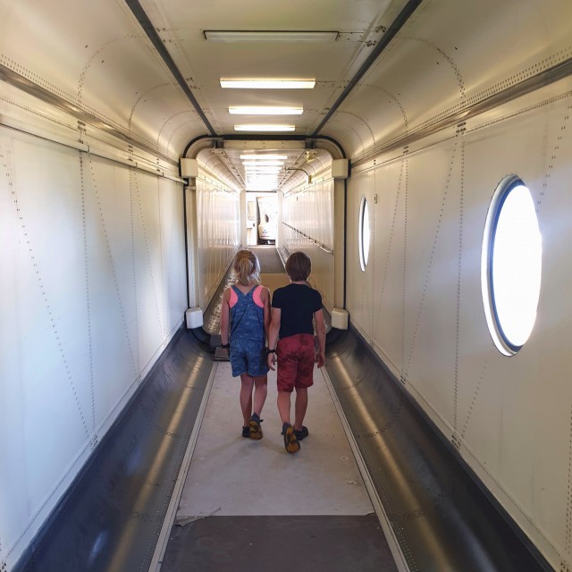 Luchtvaartmuseum Aviodrome: leuk uitje met kinderen in Flevoland. Er is ook een heuse Boeing 747, hier kom je via een echte luchtbrug. Beide verdiepingen van het toestel zijn toegankelijk. Daarnaast kun je op de bovenste verdieping op een platform staan, om te zien hoe groot deze Boeing is.
