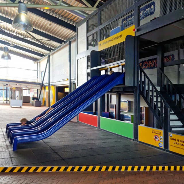 Luchtvaartmuseum Aviodrome: leuk uitje met kinderen in Flevoland. In de centrale hal is de kantine en er is een binnenspeeltuintje in de vorm van een aankomsthal. 