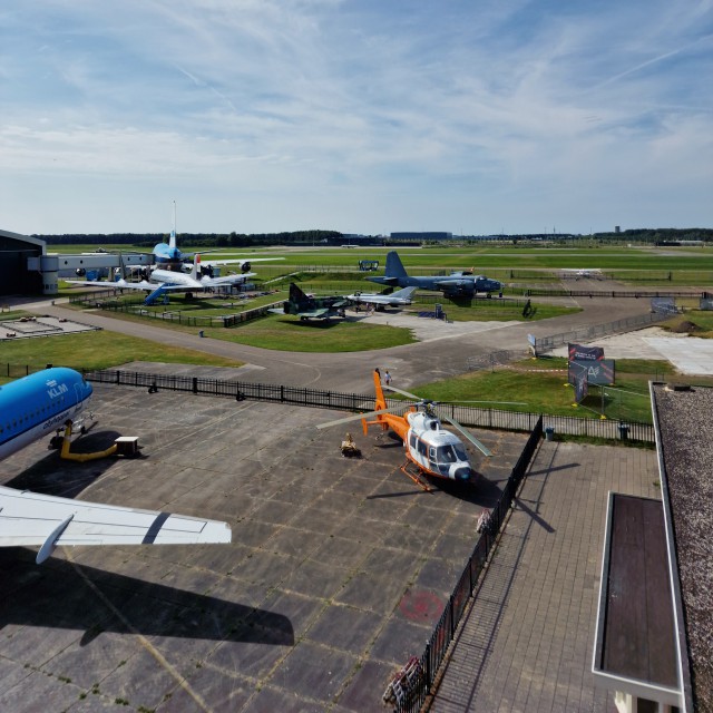 We zijn natuurlijk in de toren geweest. Vanaf daar heb je namelijk een prachtig uitzicht over het Aviodrome en Lelystad Airport.