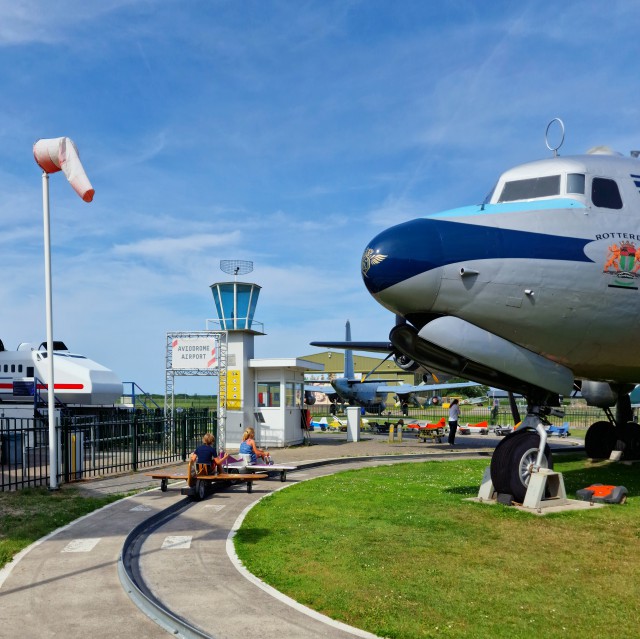 Luchtvaartmuseum Aviodrome: leuk uitje met kinderen in Flevoland. Bij Aviodrome Airport kun je fietsen in een klein vliegtuigje, over een soort startbaan. Dat vonden de kids erg leuk. 