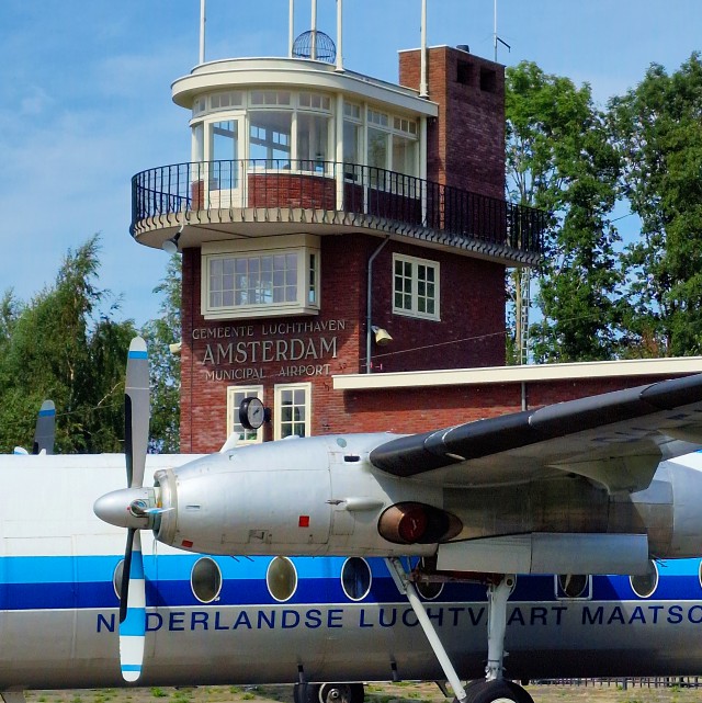 Luchtvaartmuseum Aviodrome: leuk uitje met kinderen in Flevoland. Zeer speciaal is de oude luchtverkeerstoren van Schiphol uit 1928. Of beter gezegd van de Gemeente Luchthaven Amsterdam, want zo heette Schiphol vroeger. 