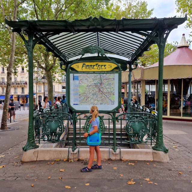 De eerste dag zagen we super veel van Parijs. Maar op de tweede dag wilden we juist wat meer de sfeer van Parijs proeven en wat meer de tijd nemen. Daarvoor is Montmartre een prachtige plek. 