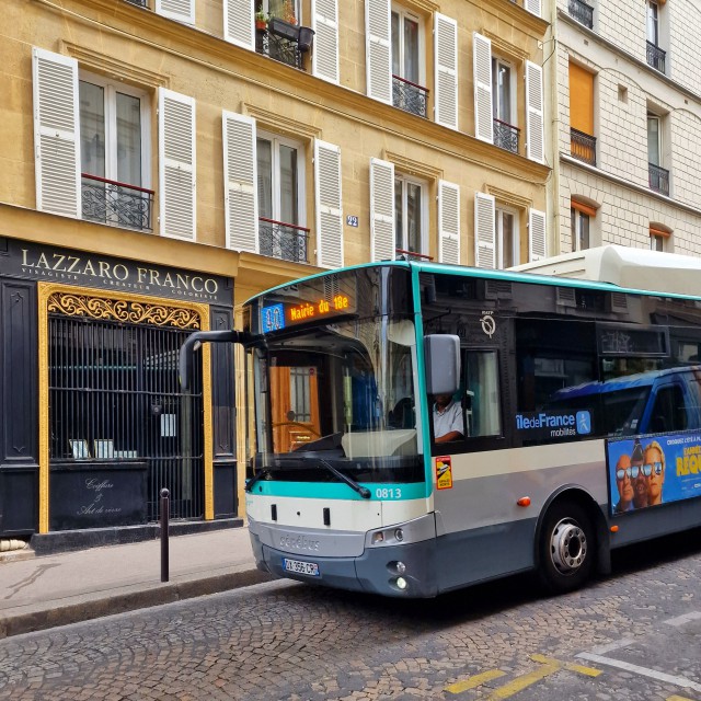 Montmartre met kinderen: tips in de sfeervolste wijk van Parijs. Wil je niet te veel lopen en wel alles zien, dan is de Montmartrobus ideaal. De Montmartrobus is eigenlijk de oude naam, hij heet tegenwoordig bus 40. 
