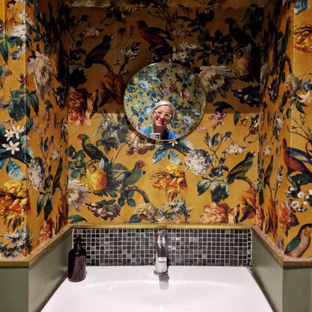 Extra leuk was om ons behang in een ander kleurtje terug te zien op het hippe toilet! Dit is behang van Eijffinger uit de collectie Museum. 