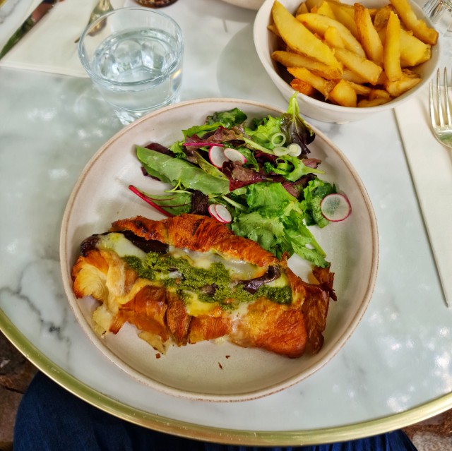 Montmartre met kinderen: tips in deze sfeervolle wijk van Parijs. Café de Luce, aan de Rue des Trois Frères. Dit café heeft een mooi terras op het gezellige pleintje bij Théâtre de l'Atelier, waar ook wat kinderen tussen de terrassen speelden. We gingen hier voor bijzondere gevulde croissants als lunch. Binnen is het café prachtig ingericht met groen en marmer.