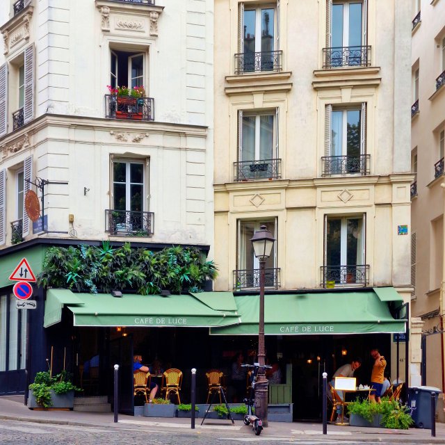 Montmartre met kinderen: tips in deze sfeervolle wijk van Parijs. Café de Luce, aan de Rue des Trois Frères. Dit café heeft een mooi terras op het gezellige pleintje bij Théâtre de l'Atelier, waar ook wat kinderen tussen de terrassen speelden. We gingen hier voor bijzondere gevulde croissants als lunch. Binnen is het café prachtig ingericht met groen en marmer.