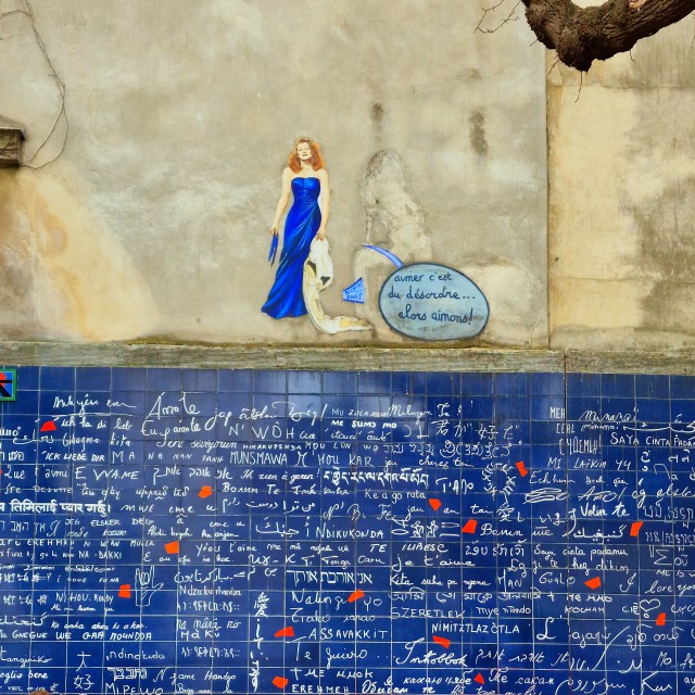 Le mur des je t’aime is een nieuwe toeristentrekpleister. Op deze muur staat in heel veel talen ik hou van jou. Hij is gemaakt van blauwe tegels, vol witte teksten en rode hartjes. De muur ligt aan een klein pleintje genaamd Square Jehan Rictus, bij het Place des Abbesses. 