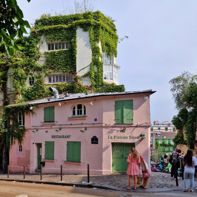 Montmartre met kinderen: tips in deze sfeervolle wijk van Parijs. Dit is een van de meest populaire plekjes op Instagram: La Maison Rose. De stroom poserende tieners en twintigers was inderdaad enorm. Grappig genoeg ligt er even verderop in de Rue de l'Abreuvoir ook een roze huis, maar was niemand geïnteresseerd.