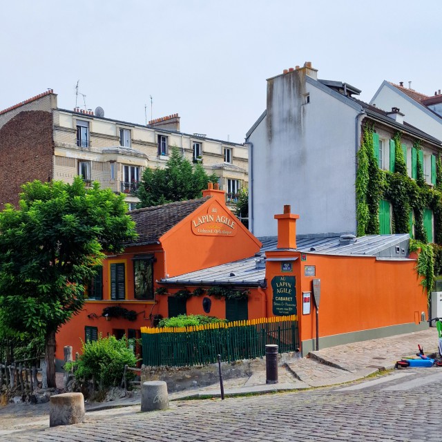 Montmartre met kinderen: tips in de sfeervolste wijk van Parijs. Gaan jullie een paar dagen naar Parijs? Dan is de wijk Montmartre een aanrader met kinderen en tieners. Veel mensen bezoeken de wijk vanwege de toeristische highlights. Maar juist even verderop zijn de straatjes zo fijn en kindvriendelijk. Ik deel onze tips met kinderen in de sfeervolste wijk van Parijs.