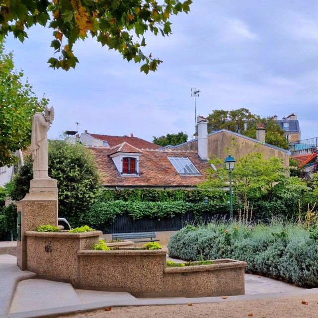 Montmartre met kinderen: tips in deze sfeervolle wijk van Parijs. Er zijn verschillende leuke speeltuinen in Montmartre, ideaal om even met de kinderen te zitten. Zo ligt er aan de noordkant van Montmartre het Square Suzanne Buisson.Daarnaast staat hier het opvallende standbeeld van Saint Denis, de eerste bisschop van Parijs.