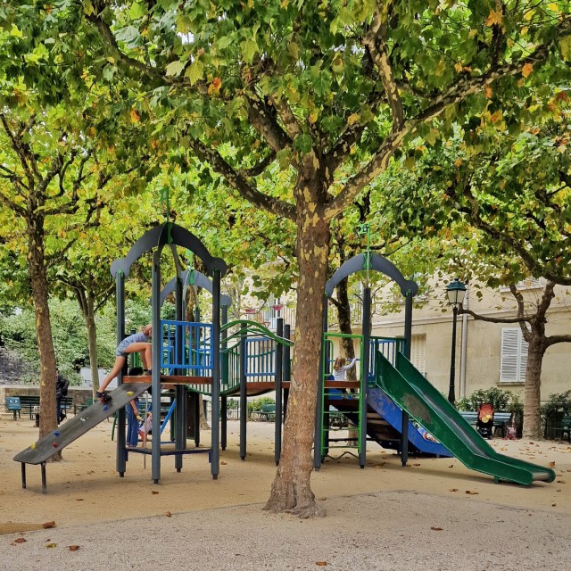 Montmartre met kinderen: tips in deze sfeervolle wijk van Parijs. Er zijn verschillende leuke speeltuinen in Montmartre, ideaal om even met de kinderen te zitten. Zo ligt er aan de noordkant van Montmartre het Square Suzanne Buisson.Daarnaast staat hier het opvallende standbeeld van Saint Denis, de eerste bisschop van Parijs.