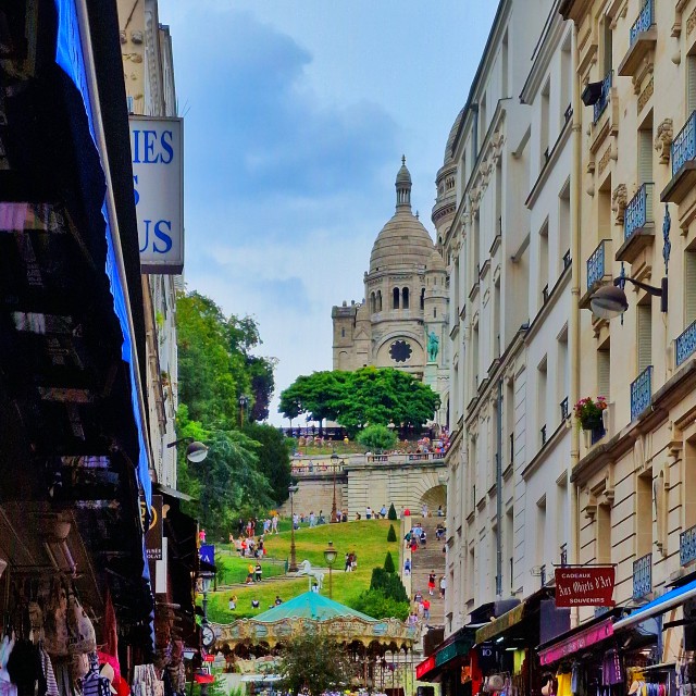 De Sacré Coeur en Place du Tertre zijn natuurlijk super drukke plekken. Van die plekken waar je ontzettend goed moet opletten voor zakkenrollers en straatverkopers. Wij zijn heel even naar de Sacré Coeur geweest, vooral voor het uitzicht over Parijs.