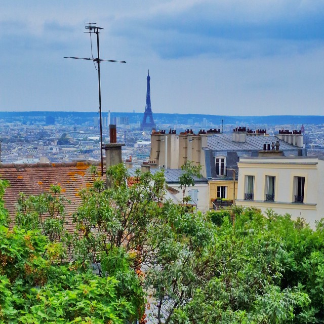 De Sacré Coeur en Place du Tertre zijn natuurlijk super drukke plekken. Van die plekken waar je ontzettend goed moet opletten voor zakkenrollers en straatverkopers. Wij zijn heel even naar de Sacré Coeur geweest, vooral voor het uitzicht over Parijs.