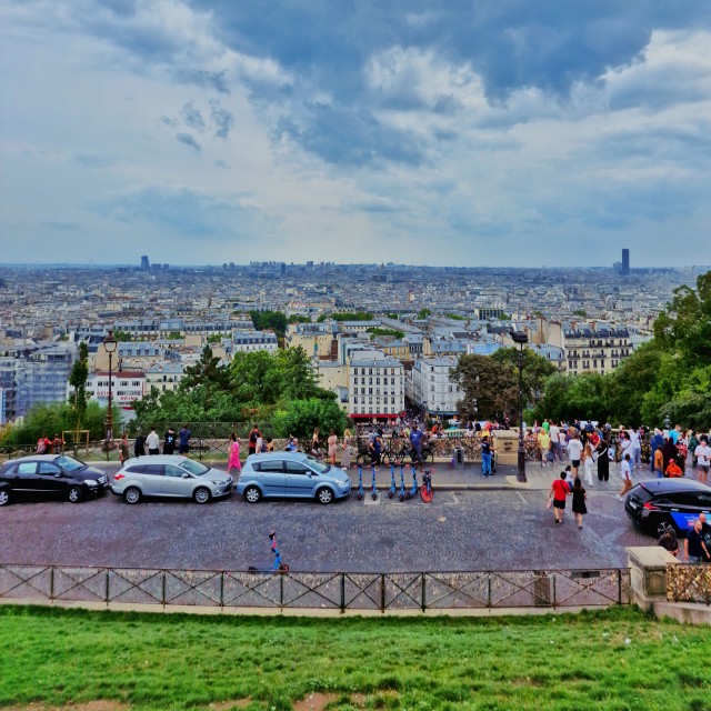 De Sacré Coeur en Place du Tertre zijn natuurlijk super drukke plekken. Van die plekken waar je ontzettend goed moet opletten voor zakkenrollers en straatverkopers. Wij zijn heel even naar de Sacré Coeur geweest, vooral voor het uitzicht over Parijs.