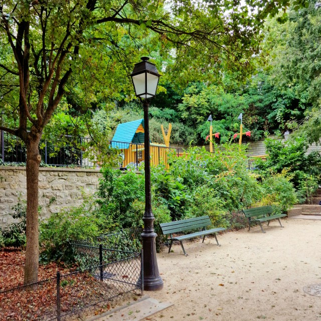 Montmartre met kinderen: tips in deze sfeervolle wijk van Parijs. Er zijn verschillende leuke speeltuinen in Montmartre, ideaal om even met de kinderen te zitten. Zo ligt in de Jardin Burq een speeltuin, met delen voor verschillende leeftijden. Er is ook een voetbalkooi.