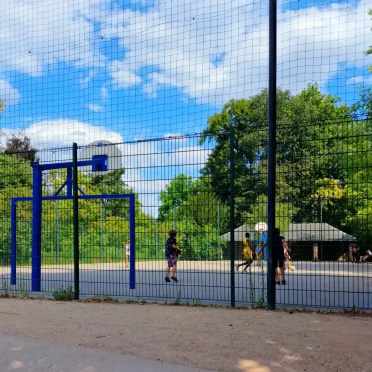 Overnachten op doorreis in Frankrijk: hotels, campings en huisjes. Dit is Rouen, we sliepen hier bij Novotel Suites, een hotel met familiekamers. Dit is de Jardin des Plantes.