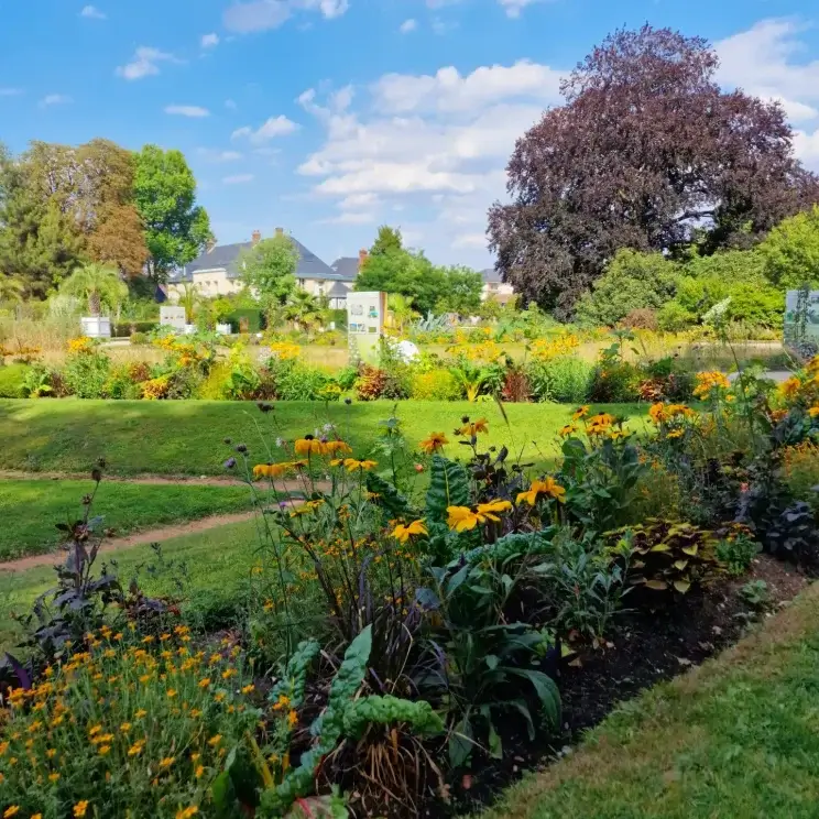 Overnachten op doorreis in Frankrijk: hotels, campings en huisjes. Dit is Rouen, we sliepen hier bij Novotel Suites, een hotel met familiekamers. Dit is de Jardin des Plantes.