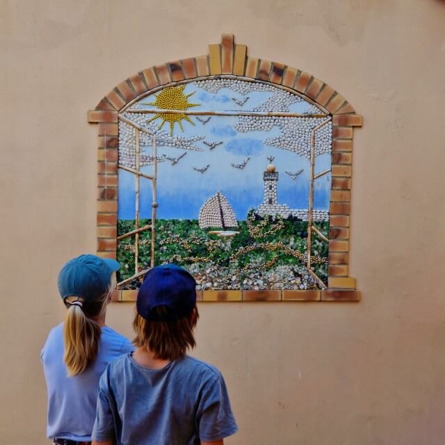 Ben je in de Vendée aan de westkust van Frankrijk? Ga dan zeker naar les Sables d’Olonne. Een leuke stad aan zee, met een heel bijzonder buiten museum. L’Ile Penotte is een schattig klein quartier, met afbeeldingen van schelpen en mozaiek op de gevels. Het is eigenlijk een gratis buiten museum verspreid over een paar steegjes.