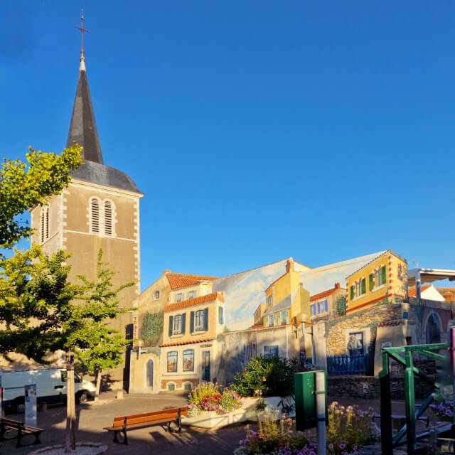 Les Sables d'Olonne: 6 tips met kinderen. Neem ook het pontje naar de overkant, naar de Quai des Boucaniers en de Quai George V. Daar kun je aan de schaduwzijde dineren. Dit pontje gaat over een uitloper van de zee, aan het einde staan twee vuurtorens en een priorij. Deze kerk en muurschilderingen kwamen we in een hoger gelegen straatje tegen.