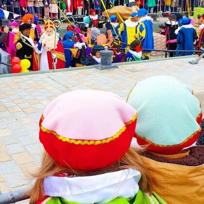 Leuk met kids agenda: festivals en andere uitjes voor kinderen. Veel festivals en markten zijn hartstikke leuk om met de kinderen heen te gaan. Lekker met een hapje en drankje buiten in de lente en zomer met een zonnetje. Met een warm drankje binnen of buiten in de herfst en winter. Ik maakte dan ook een agenda met de leukste festivals en uitjes voor kinderen, gedurende het hele jaar. Natuurlijk ook voor Sinterklaas.
