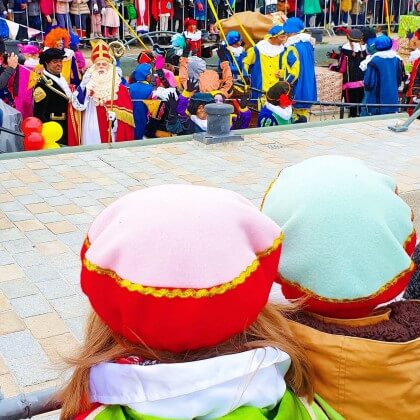 Leuk met kids agenda: festivals en andere uitjes voor kinderen. Veel festivals en markten zijn hartstikke leuk om met de kinderen heen te gaan. Lekker met een hapje en drankje buiten in de lente en zomer met een zonnetje. Met een warm drankje binnen of buiten in de herfst en winter. Ik maakte dan ook een agenda met de leukste festivals en uitjes voor kinderen, gedurende het hele jaar. Natuurlijk ook voor Sinterklaas. 